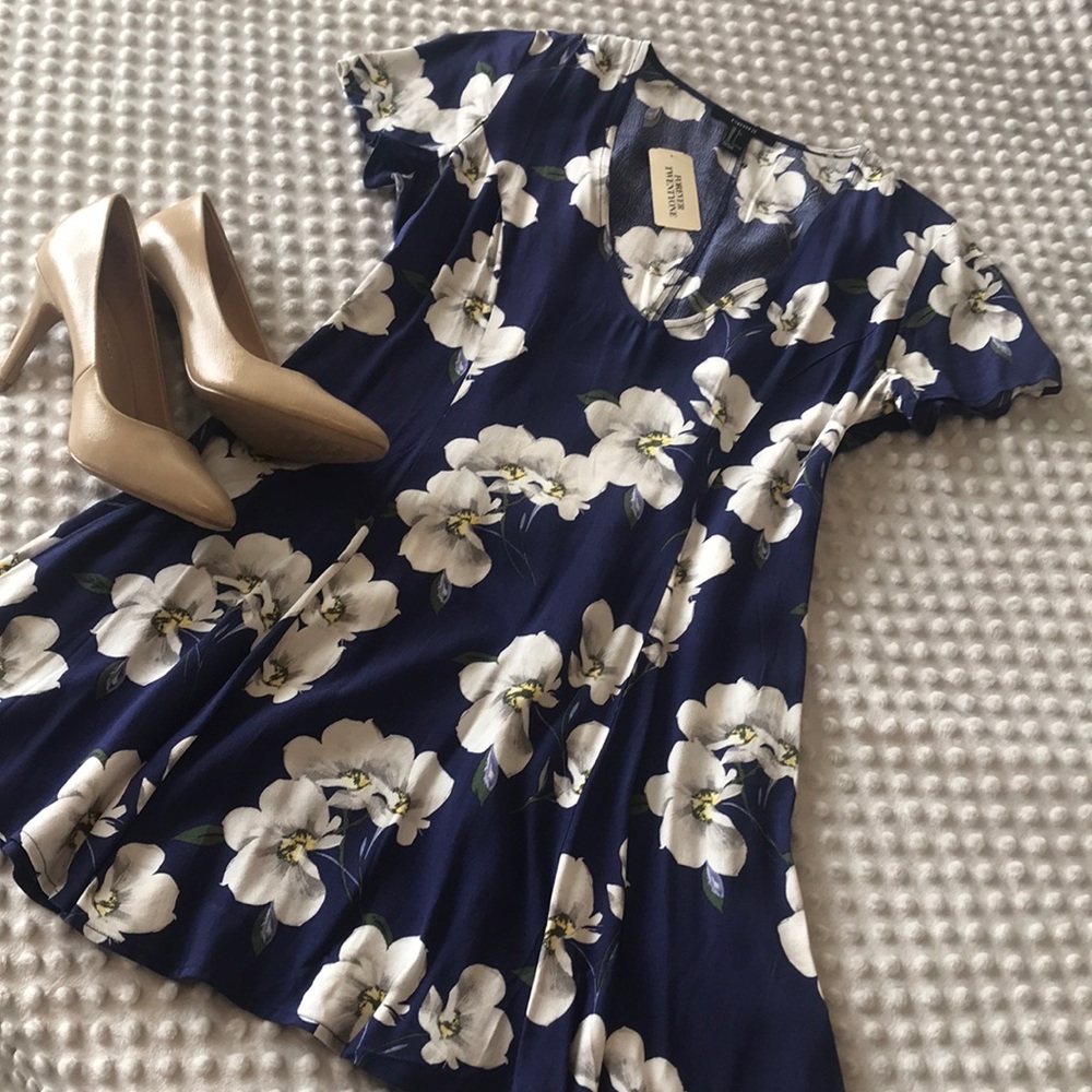 ❤️ Floral Mini Dress w/ Lace-Up Back ❤️